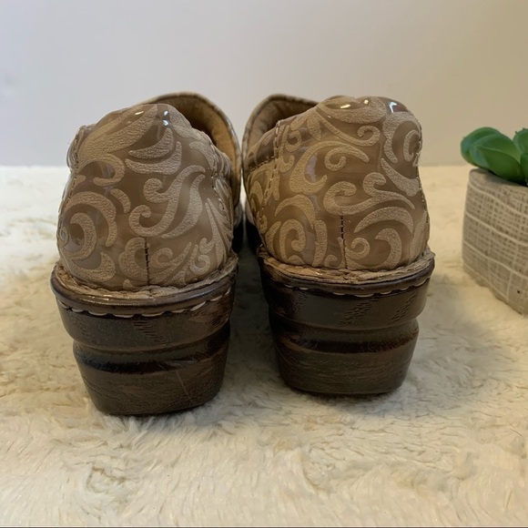 𝅺B.O.C born concept tan beige Peggy clogs tooled embossed leather mules - Picture 7 of 8